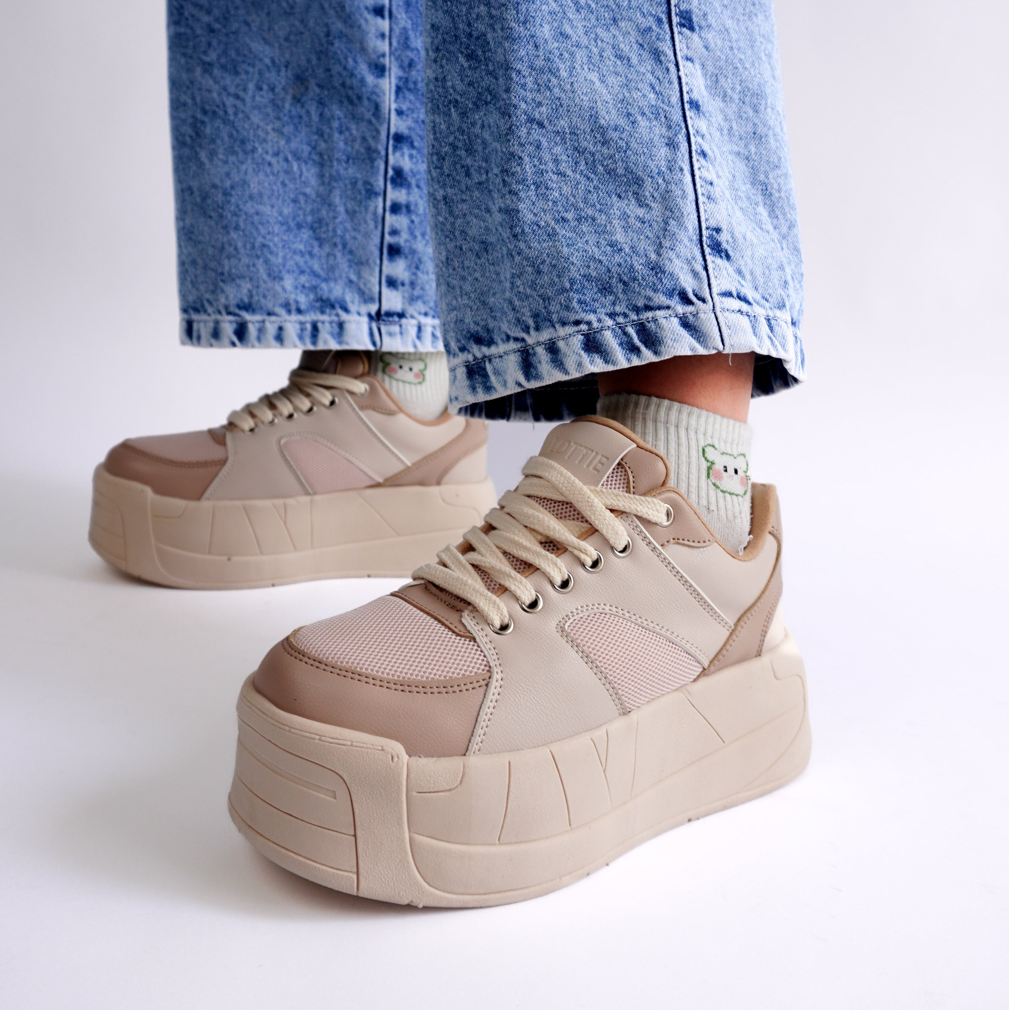 Zapatilla Mujer Almendra