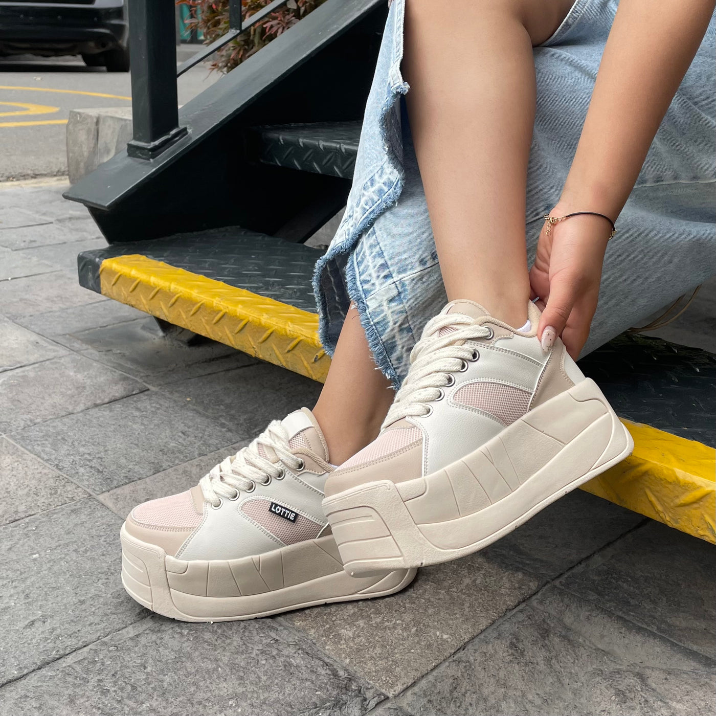 Zapatilla Mujer Almendra Beige
