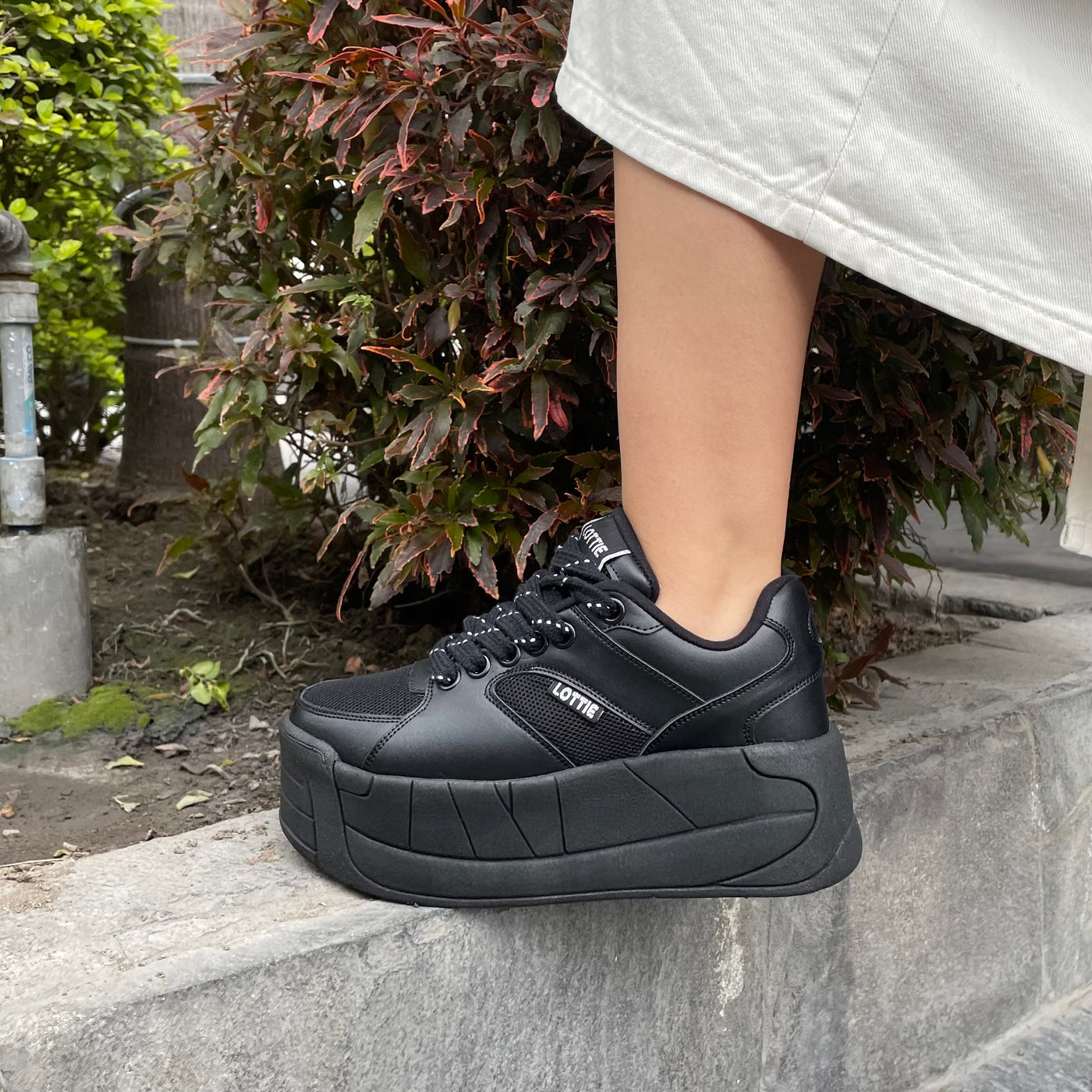 Zapatilla Mujer Almendra Black