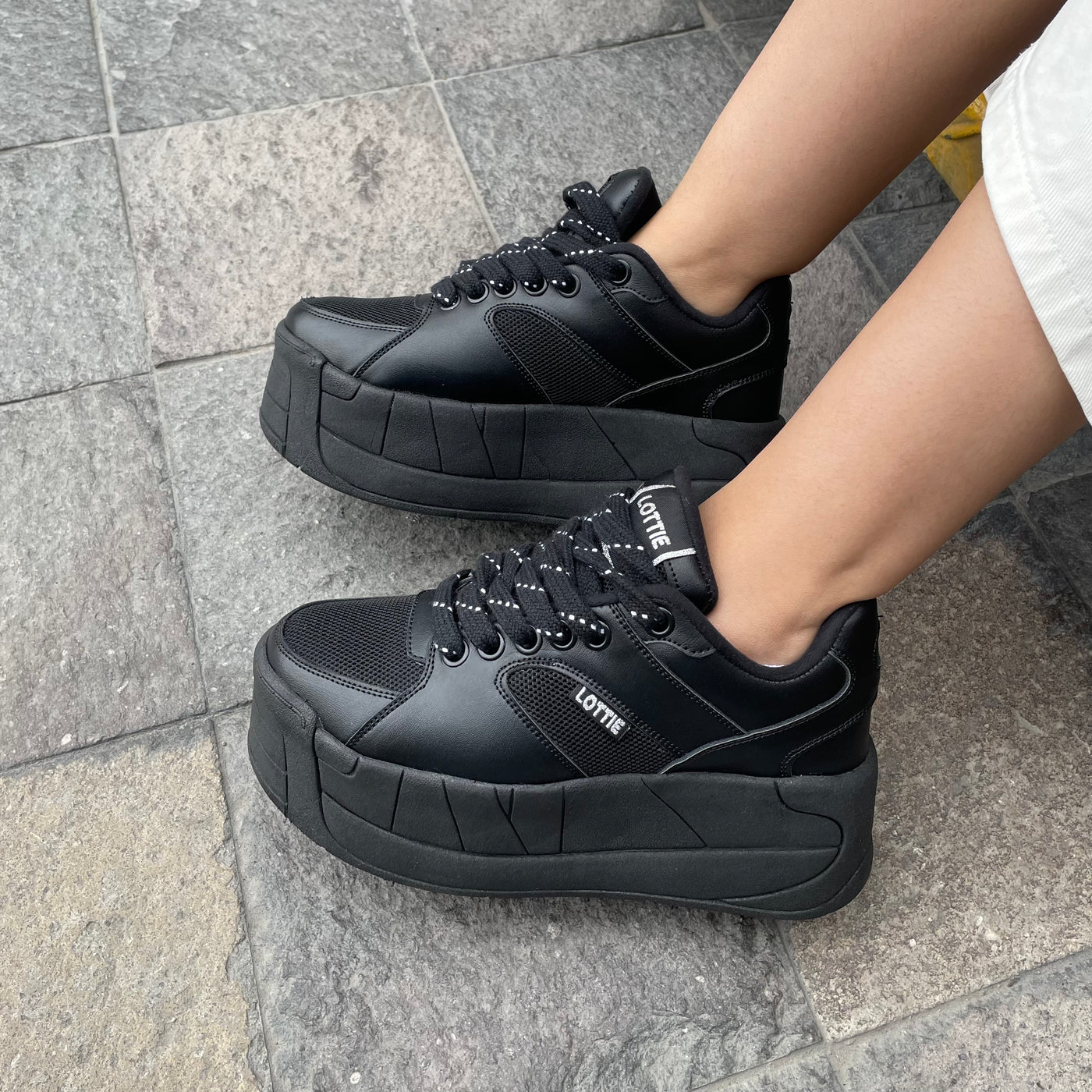 Zapatilla Mujer Almendra Black