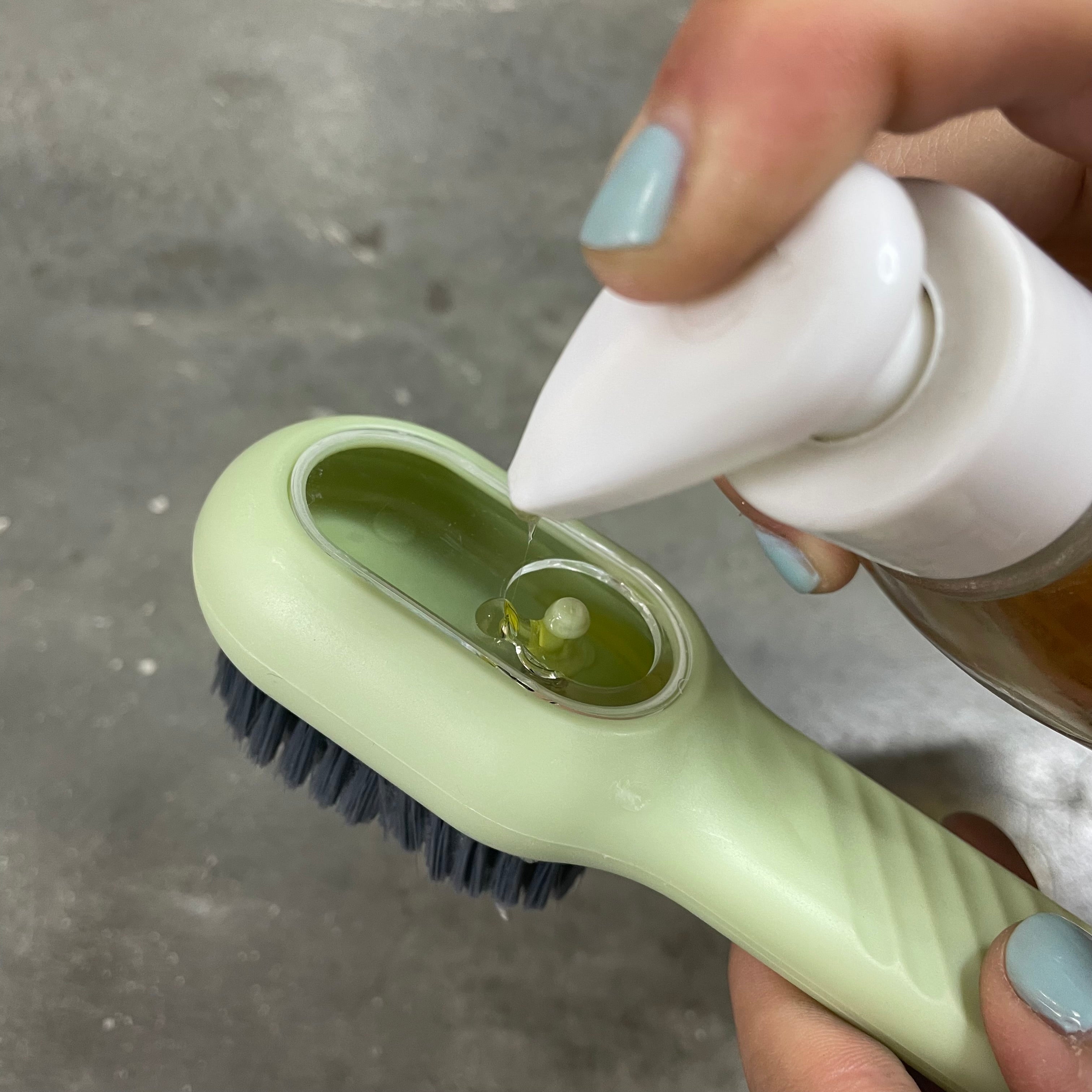 Escobilla Mágica con Dispensador Verde