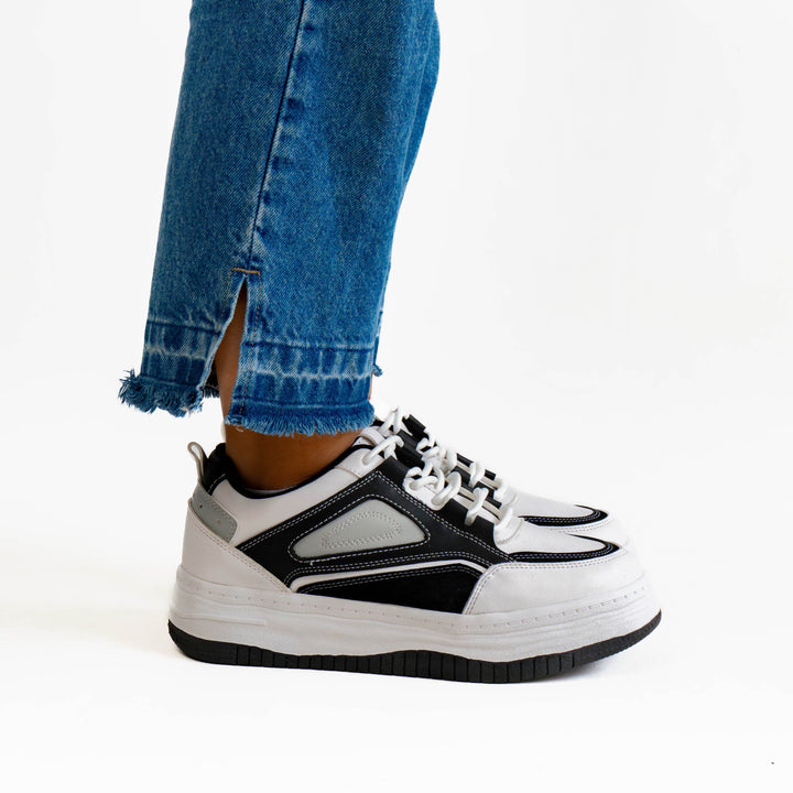 Zapatilla Mujer Laura Black & White